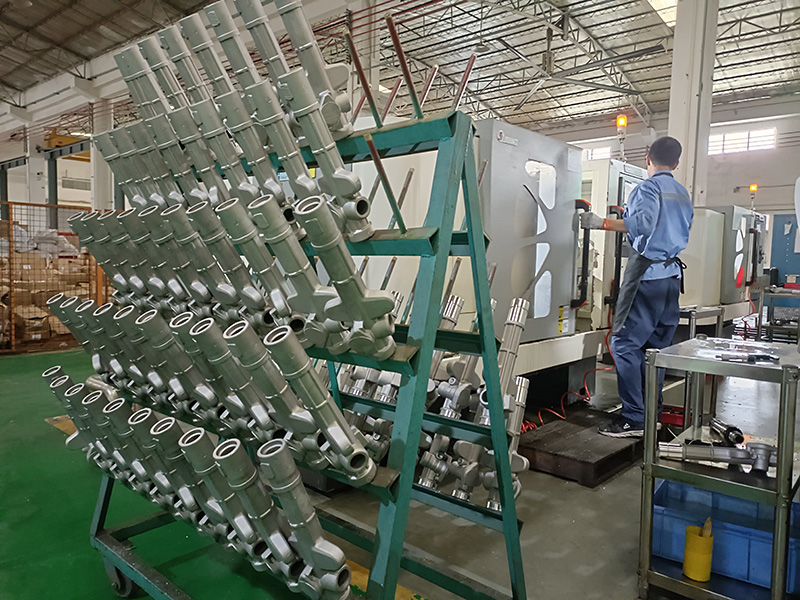 Leaf Auto established the first office in Hongkong, doing international trading business for auto spare parts. 